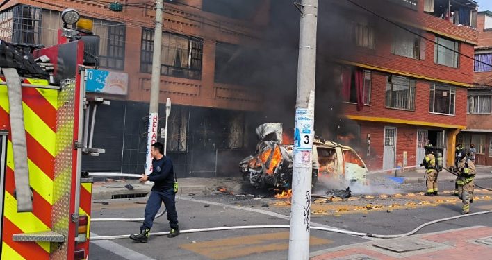 Ambulancia explotó en calle del norte de Bogotá y causó pánico entre transeúntes