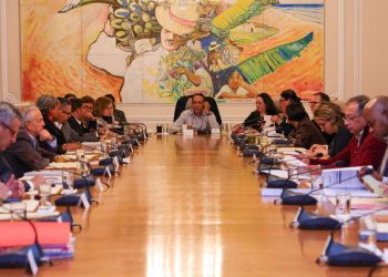 Captado en video: Aseguran que funcionario del Gobierno Petro “se durmió” en pleno Consejo de Ministros