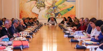 Captado en video: Aseguran que funcionario del Gobierno Petro “se durmió” en pleno Consejo de Ministros