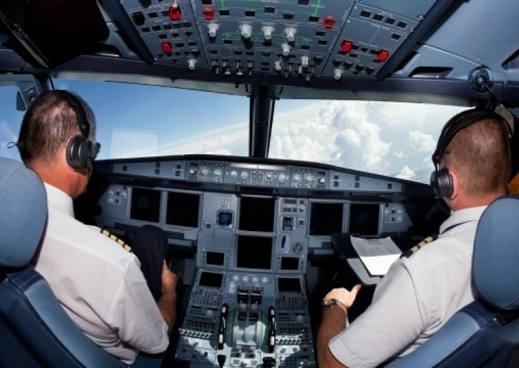 ¿Qué tan bien paga cada aerolínea? Piloto en Colombia revela los sueldos