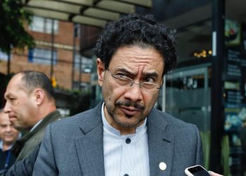 Polémica en el Colegio Americano de Bogotá por evento con Iván Cepeda: padres protestan y la institución responde