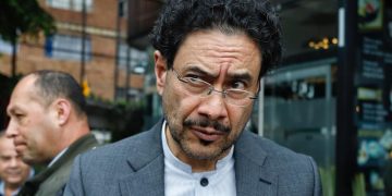 Polémica en el Colegio Americano de Bogotá por evento con Iván Cepeda: padres protestan y la institución responde