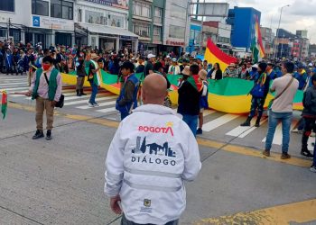 Integrantes de la Minga Indígena irrumpieron por la fuerza en el Ministerio de Relaciones Exteriores.