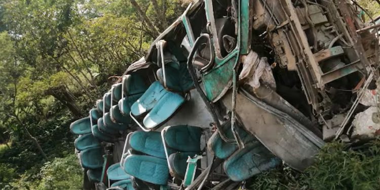 El accidente generó momentos de angustia entre estudiantes, padres de familia y habitantes del sector, mientras organismos de emergencia atendían a los menores lesionados.