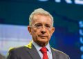 “Gracias, Cepeda”: Álvaro Uribe Vélez reaccionó al candidato tras recibir una amenaza de muerte durante una transmisión en vivo.