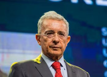 “Gracias, Cepeda”: Álvaro Uribe Vélez reaccionó al candidato tras recibir una amenaza de muerte durante una transmisión en vivo.