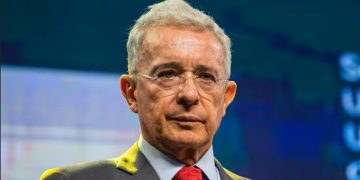 “Gracias, Cepeda”: Álvaro Uribe Vélez reaccionó al candidato tras recibir una amenaza de muerte durante una transmisión en vivo.