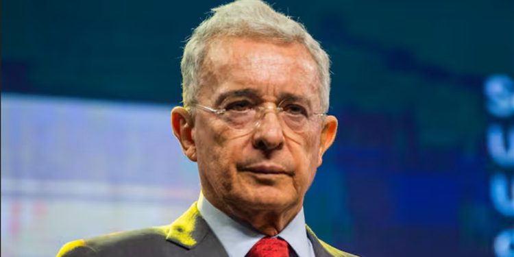 “Gracias, Cepeda”: Álvaro Uribe Vélez reaccionó al candidato tras recibir una amenaza de muerte durante una transmisión en vivo.