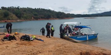 Caso del joven ahogado en el embalse de Guatapé: familiares le dieron el último adiós mientras surgen los testimonios de los primeros testigos de la tragedia.