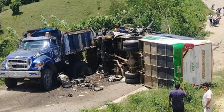 Más de 20 estudiantes resultaron heridos y uno murió tras accidente de un bus escolar en Sucre: “Lo único que quiero es que manden ambulancias”
