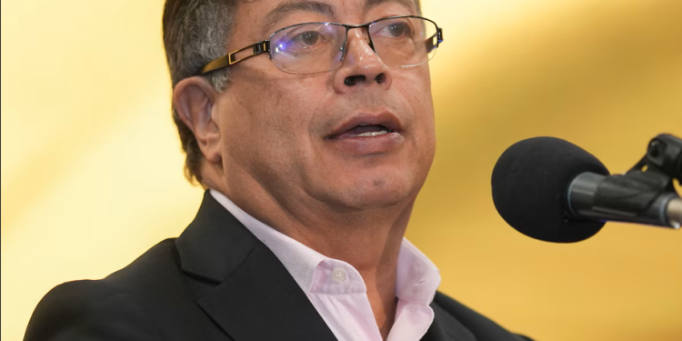 Petro responde a residentes de exclusivo conjunto en Bogotá que rechazaron su llegada como vecino: “Tengo derecho a vivir donde quiera”.