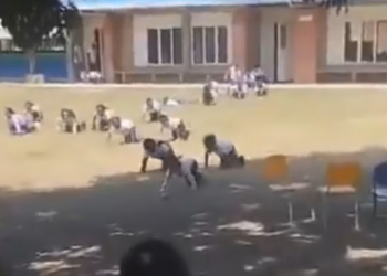 Video: niños de Timba, Cauca, tuvieron que ser evacuados gateando durante combates entre el Ejército y las disidencias