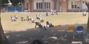 Video: niños de Timba, Cauca, tuvieron que ser evacuados gateando durante combates entre el Ejército y las disidencias