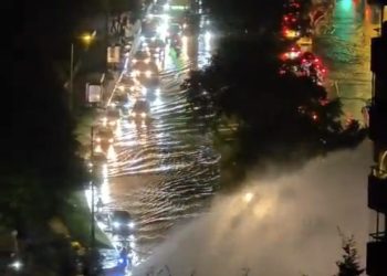 Emergencia por ruptura de una tubería inunda el norte de Bogotá y paraliza el tráfico en la avenida Séptima