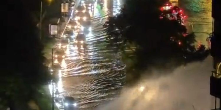 Emergencia por ruptura de una tubería inunda el norte de Bogotá y paraliza el tráfico en la avenida Séptima