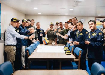 La Armada se pronuncia sobre el brindis con De la Espriella a bordo de un buque ARC que generó críticas: “Hace parte de las tradiciones”