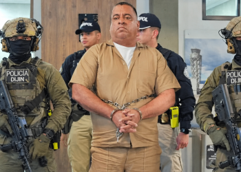 Abelardo de la Espriella publicó un video de la extradición de nueve criminales: fueron trasladados esposados, con el cabello rapado y vestidos de uniforme.