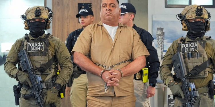 Abelardo de la Espriella publicó un video de la extradición de nueve criminales: fueron trasladados esposados, con el cabello rapado y vestidos de uniforme.