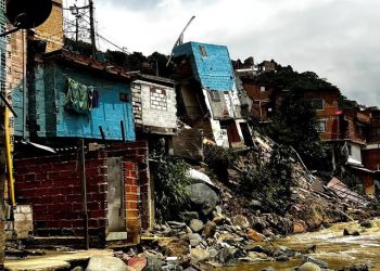 Al menos cuatro viviendas afectadas y diez árboles derribados dejó el fuerte temporal que golpeó a Medellín y al Valle de Aburrá.