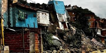 Al menos cuatro viviendas afectadas y diez árboles derribados dejó el fuerte temporal que golpeó a Medellín y al Valle de Aburrá.